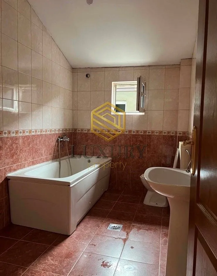 Manje kupatilo sa kadom, umivaonikom i WC šoljom.