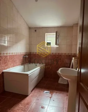 Manje kupatilo sa kadom, umivaonikom i WC šoljom. - image 2