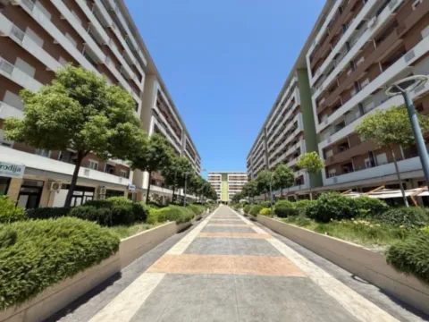 Izdavanje, jednosoban stan, 42m², Central Point, Podgorica