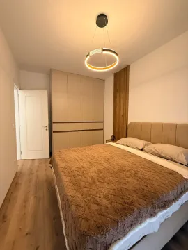 Moderna spavaća soba sa bračnim krevetom i ugradnim plakarom. - image 10