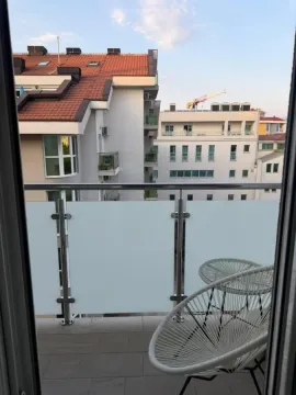 Pogled sa balkona na okolne zgrade. - image 2
