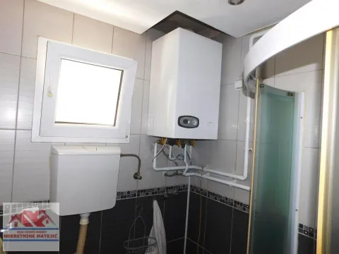 Kupatilo sa tuš kabinom i bojlerom na zidu. - image 17