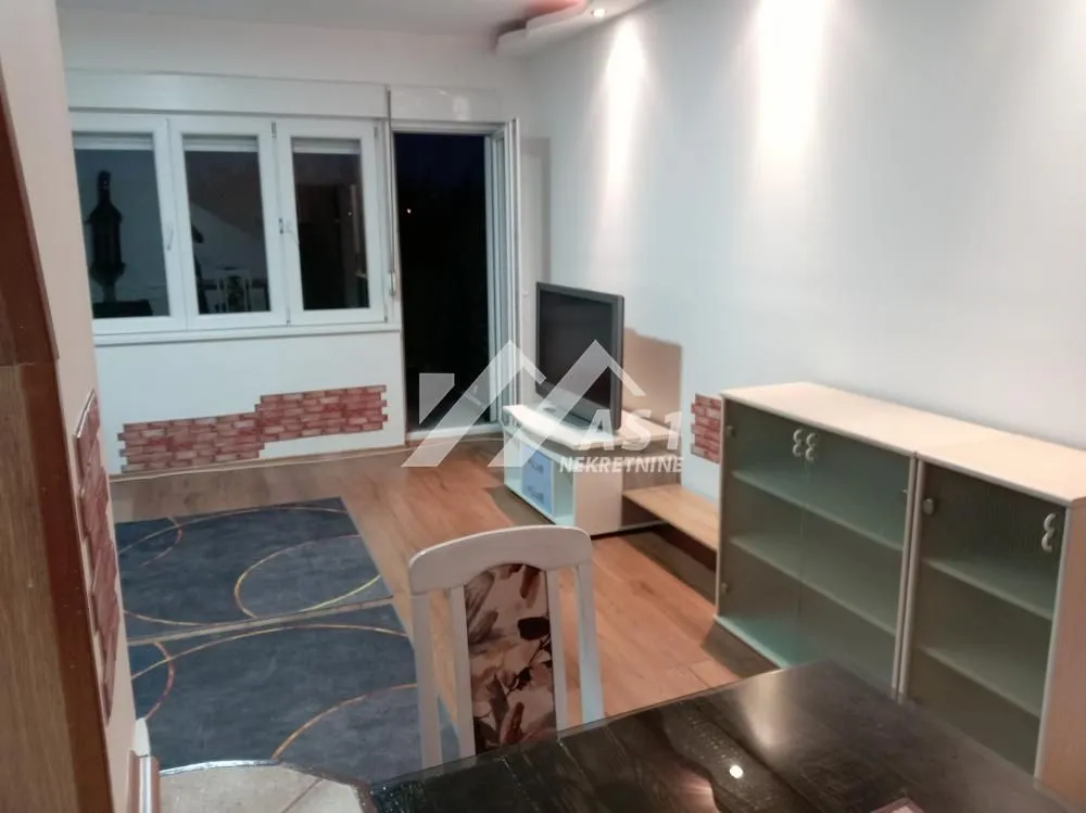 Izdavanje, četvorosoban stan, 120m², Veternik, Novi Sad Sve Podlokacije