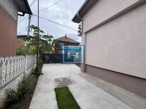 Dvorište sa popločanim delom i ogradom ispred kuće. - image 4