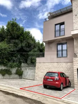 Eksterijer zgrade sa parking mjestom u dvorištu. - image 13
