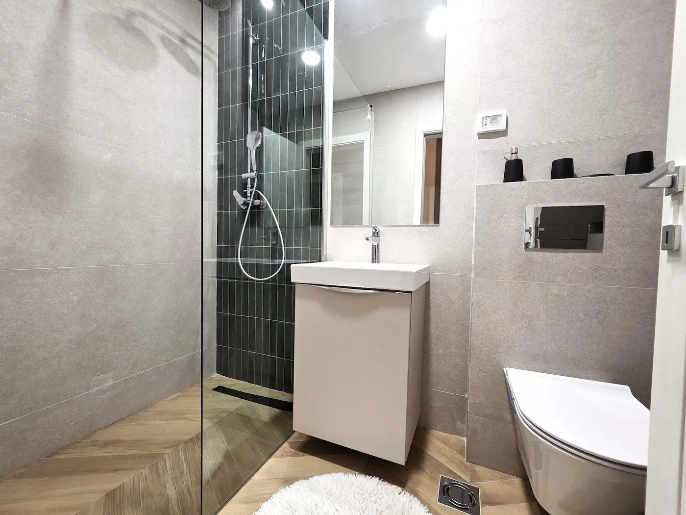 Izdavanje, stan, 105m², Central Point, Podgorica