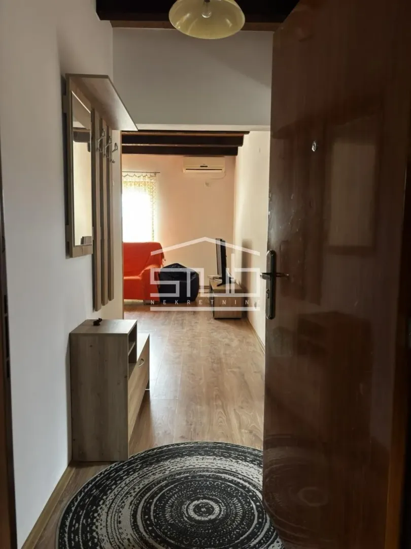 Izdavanje, četvorosoban stan, 100m², Centar, Pančevo