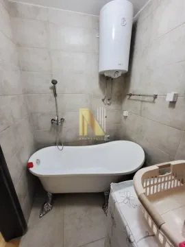 Kupatilo opremljeno kadom, tuš baterijom i bojlerom. - image 13
