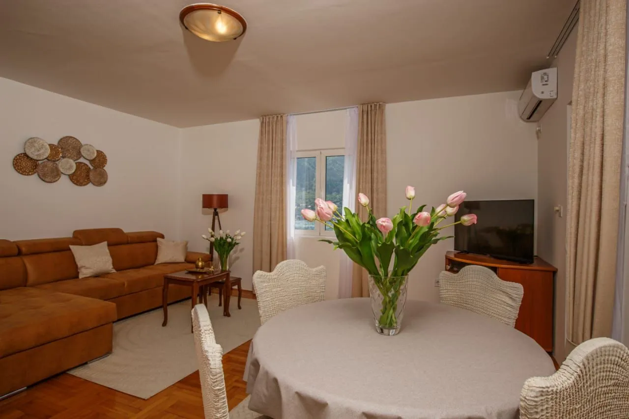 Izdavanje, dvosoban stan, 60m², Dobrota, Kotor