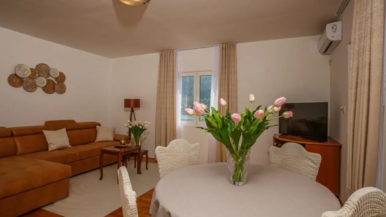 Rent, two bedroom apartment, 60m², Dobrota, Kotor