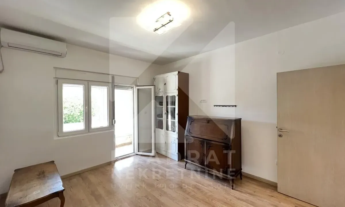 Izdavanje, dvosoban stan, 59m², Centar, Podgorica