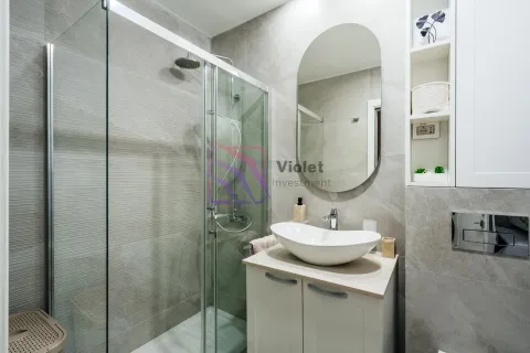 Moderne kupatilo sa tuš kabinom, umivaonikom i velikim ogledalom. - image 3
