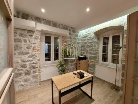 Izdavanje, poslovni prostor, 50m², Centar, Kotor - image 6