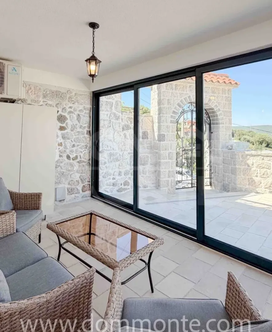 Izdavanje, dvosoban stan, 80m², Tivat, Crna Gora