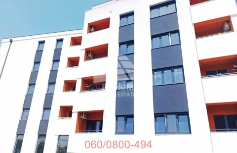 Pogled na spoljašnjost moderne stambene zgrade sa terasama. - image 14