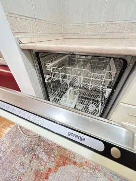 Otvorena mašina za pranje suđa u kuhinji. - image 10