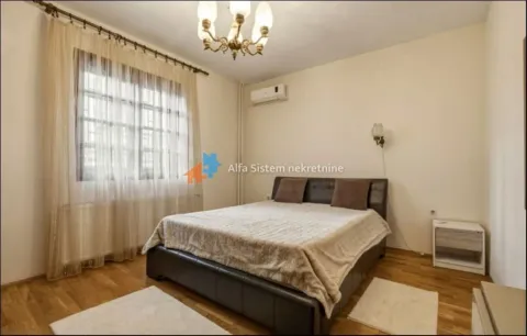 Spavaća soba sa bračnim krevetom, prozorom sa zavesama i klima uređajem. - image 16