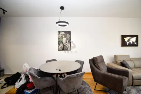 Dnevni boravak sa trpezarijskim stolom i stolicama. - image 5