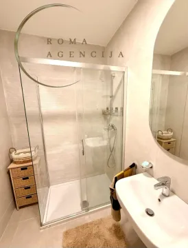 Moderne kupatilo sa tuš kabinom i umivaonikom. - image 8