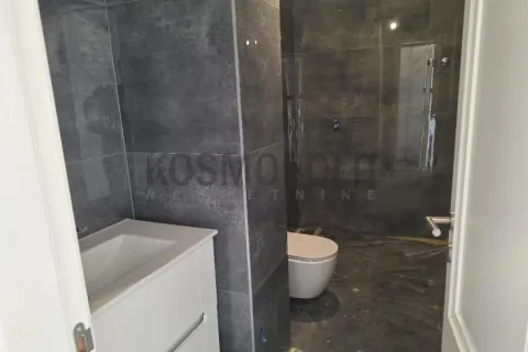 Pogled na kupatilo sa tamnim pločicama i sanitarijama u ugradnji. - image 10