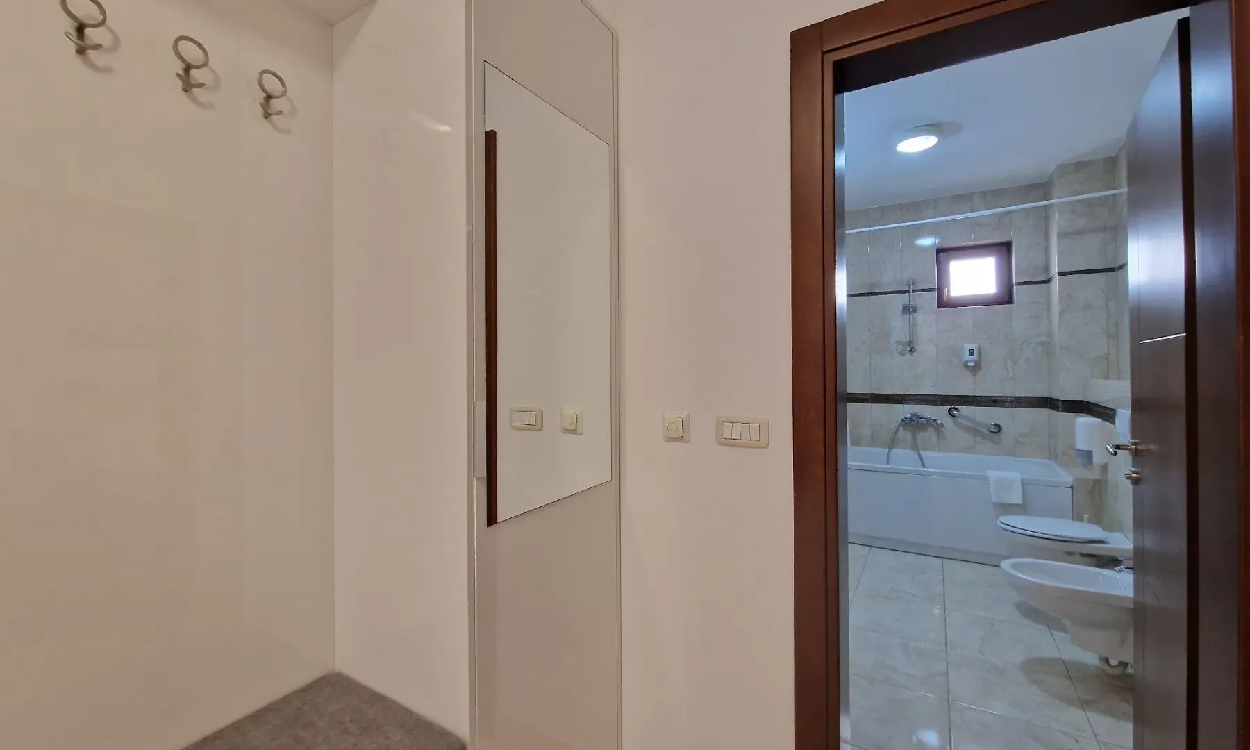 Izdavanje, jednosoban stan, 90m², Bečići, Budva