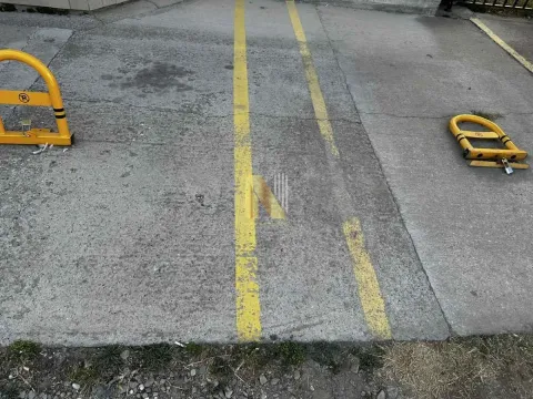Asfaltirano parking mesto sa zaštitnom preprekom. - image 14