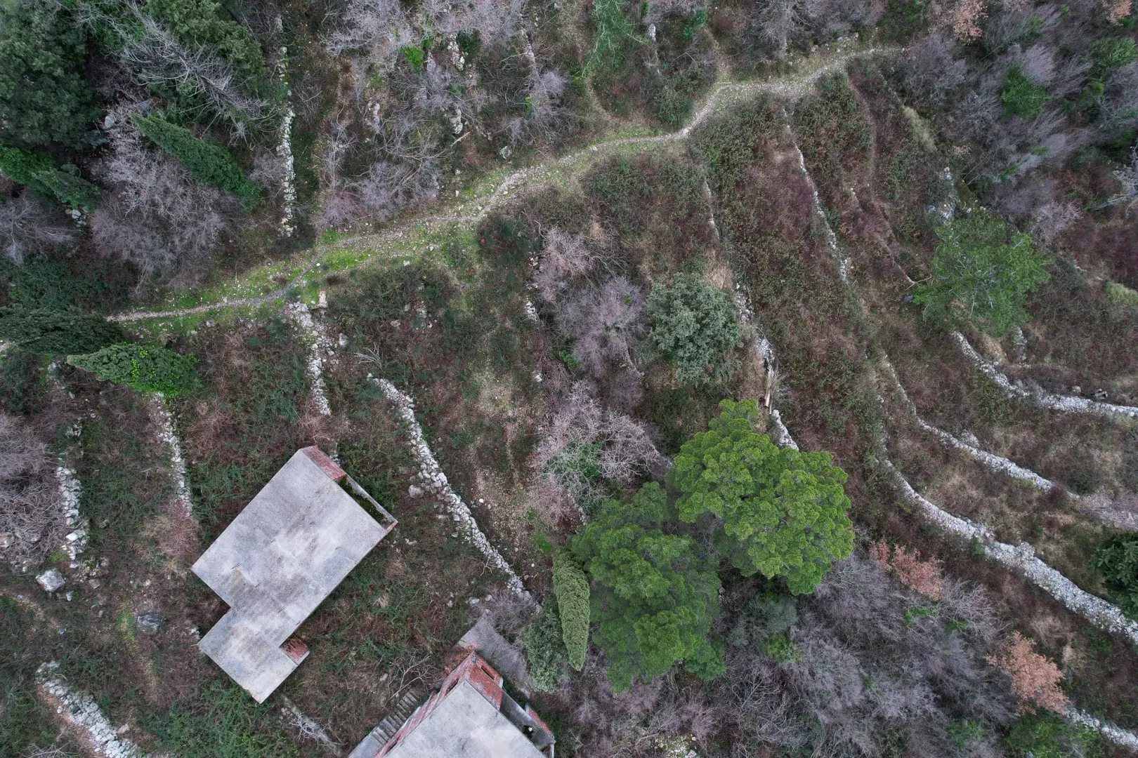 Pogled iz vazduha na terasasti plac sa objektima.