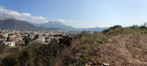 Pogled na grad i planine sa parcele. - image 2