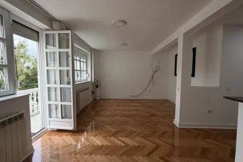 Prazna dnevna soba sa parketom i izlazom na terasu. - image 3