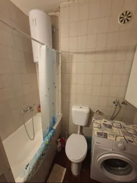 Manje kupatilo sa kadom, toaletom i veš mašinom. - image 5