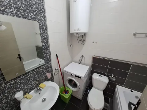 Manje kupatilo sa umivaonikom, veš mašinom, toaletom i bojlerom. - image 11