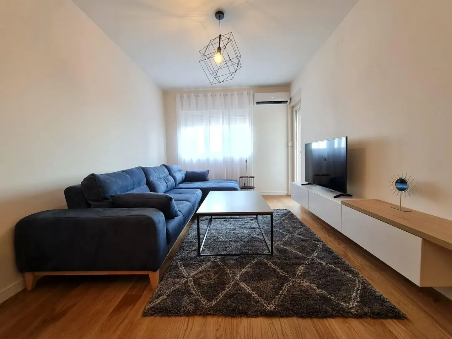 Izdavanje, jednosoban stan, 50m², Central Point, Podgorica
