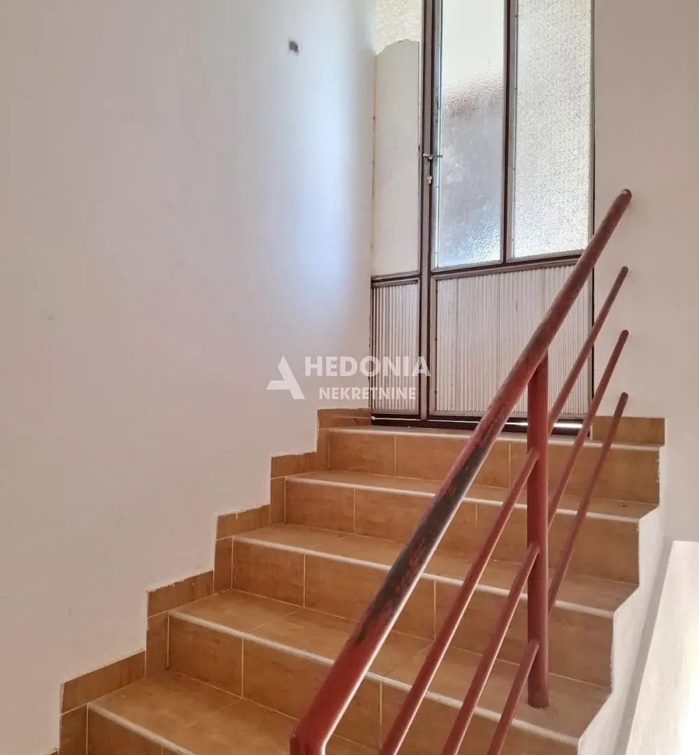 Prodaja, kuća, 176m², Centar, Inđija