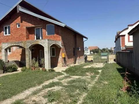 Pogled na dvorište i fasadu kuće od cigle sa tremom. - image 2