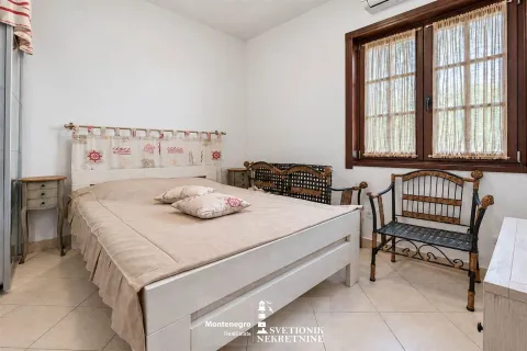 Namještena spavaća soba sa bračnim krevetom i prozorom. - image 13