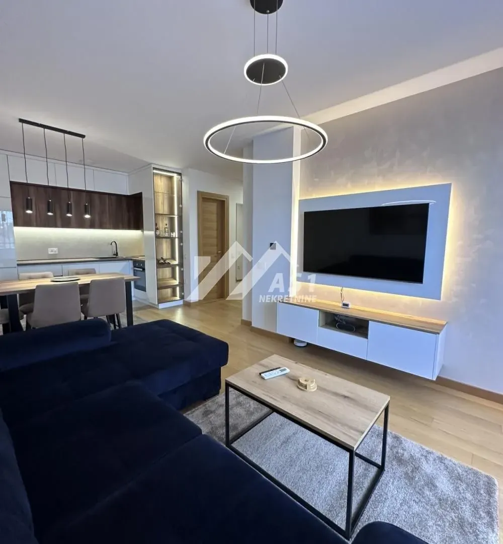 Izdavanje, dvosoban stan, 65m², Centar, Novi Sad