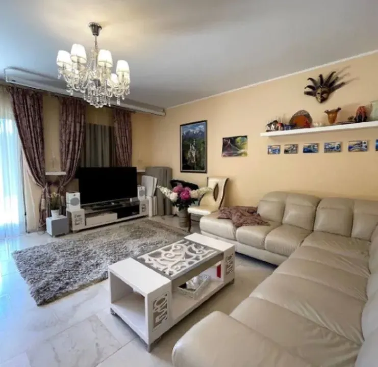 Izdavanje, dvosoban stan, 65m², Budva, Crna Gora