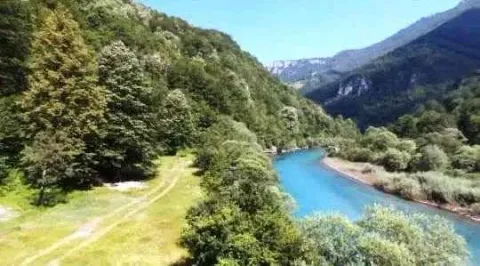 Pogled sa imanja na rijeku i šumovite planine. - image 2