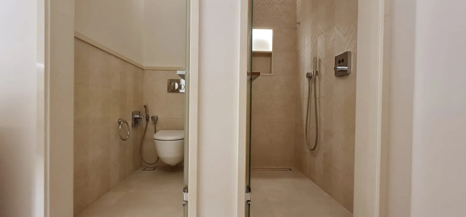 Pogled na moderno opremljeno kupatilo sa tuš kabinom i toaletom.