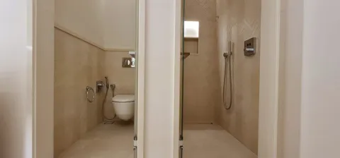 Pogled na moderno opremljeno kupatilo sa tuš kabinom i toaletom. - image 6