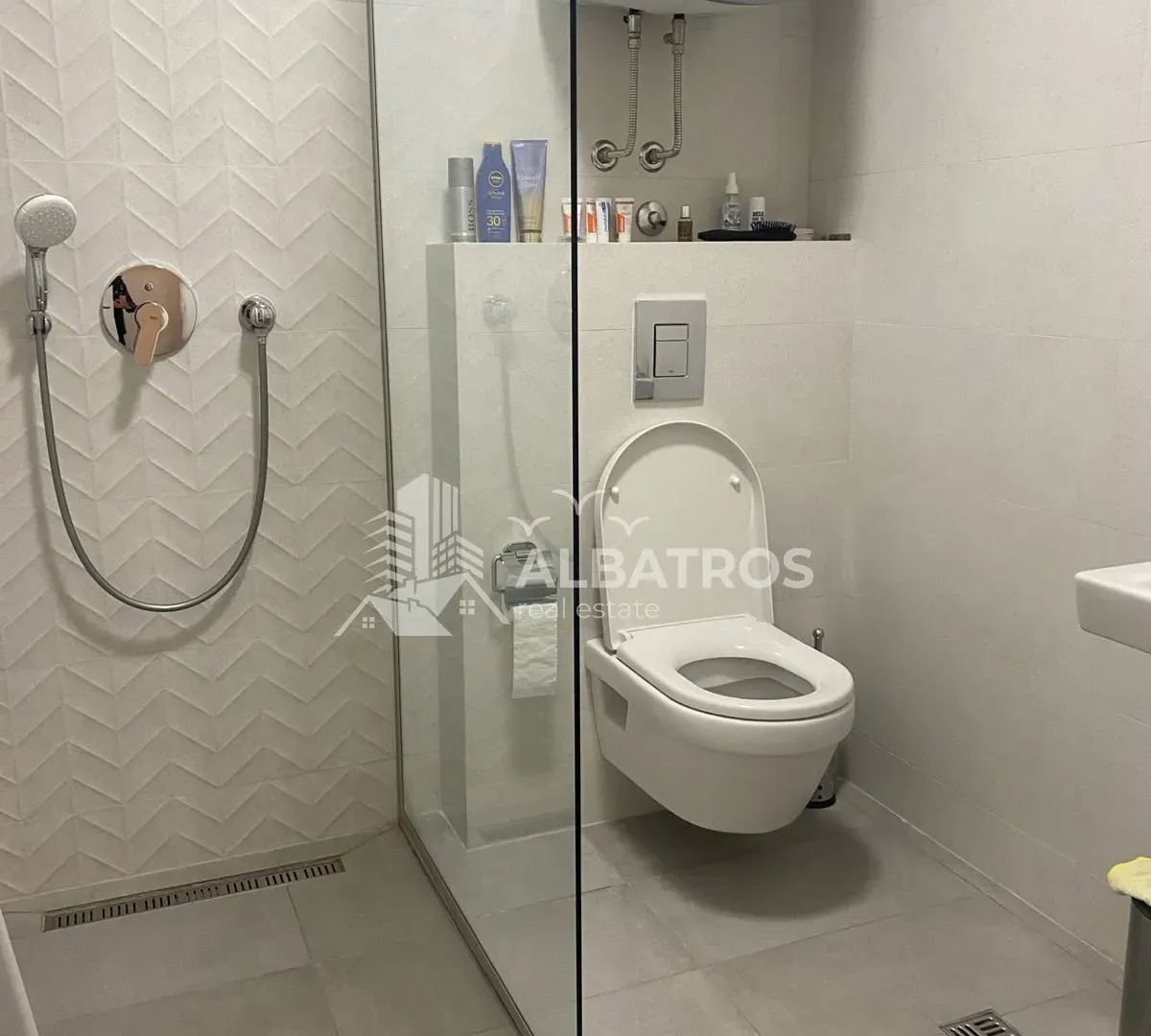 Izdavanje, dvosoban stan, 80m², Centar, Bar