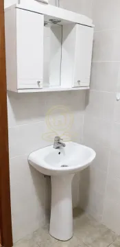 Kupatilo sa umivaonikom i ormarićem sa ogledalom. - image 9