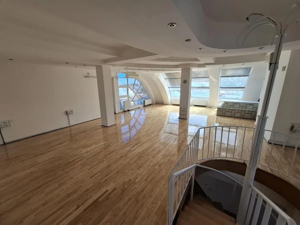 Izdavanje, stan, 220m², Centar, Novi Sad