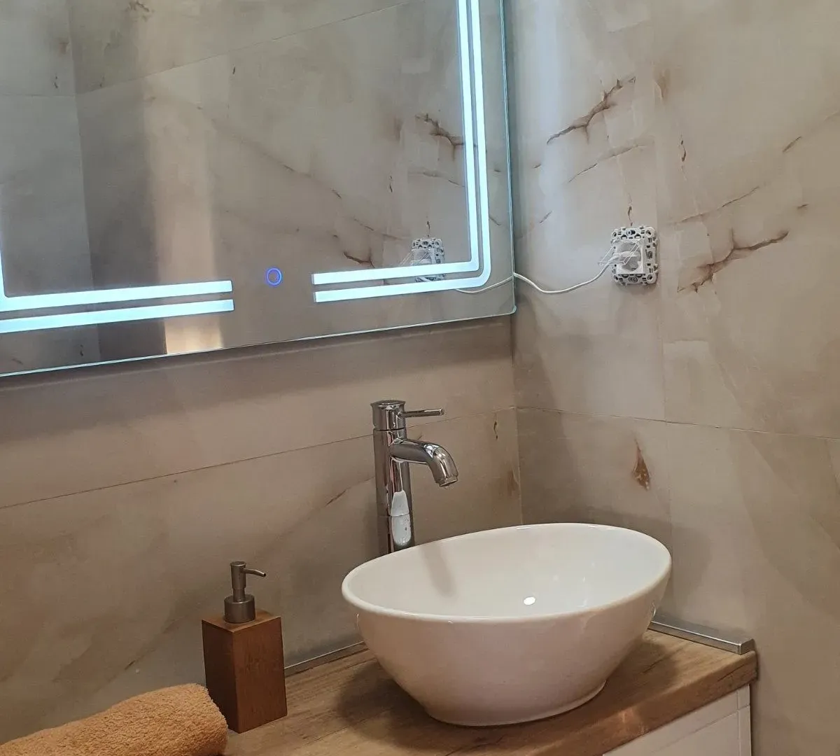 Izdavanje, trosoban stan, 100m², Pod Kuk, Tivat