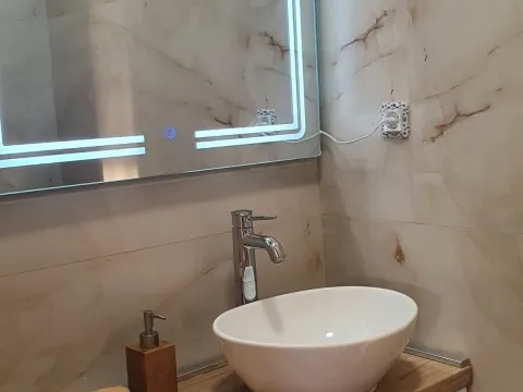 Izdavanje, trosoban stan, 100m², Pod Kuk, Tivat - image 8