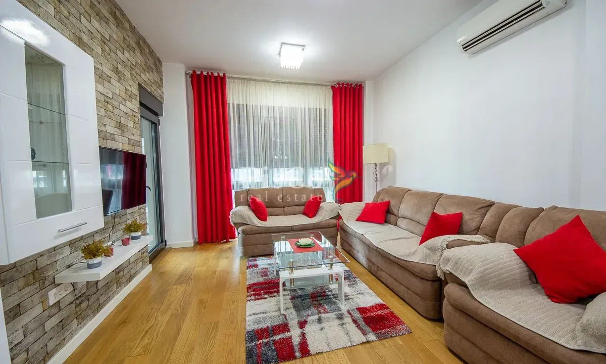 Izdavanje, dvosoban stan, 78m², Centar, Podgorica