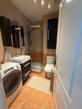 Moderno kupatilo sa tuš kabinom, umivaonikom i veš mašinom. - image 4