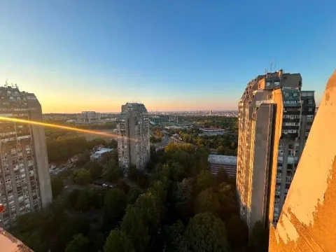 Pogled na grad sa viših spratova zgrade. - image 16