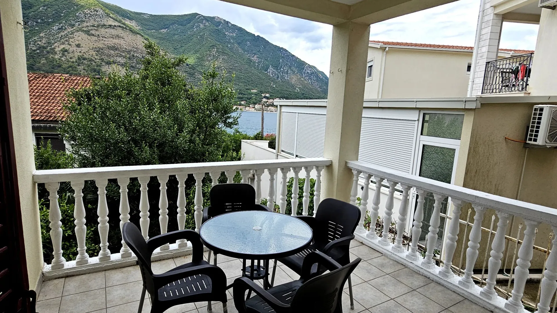 Rent, two bedroom apartment, 75m², Dobrota, Kotor