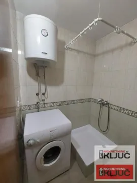 Kupatilo opremljeno tuš kabinom, bojlerom i veš mašinom. - image 5